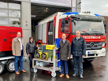 Philipp Schneider (von links) und Silke Roemer vom Kreis, Heinsbergs Bürgermeister Kai Louis und Stadtbrandinspektor Ralf Wählen trafen sich am Feuerwehrhaus für Karken und Kempen, einer von 64 Leuchtturm-Standorten im Kreis Heinsberg.