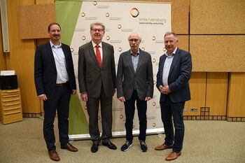 Allgemeiner Vertreter Philipp Schneider (l.) und Landrat Stephan Pusch (r.) verabschiedeten im Heinsberger Kreishaus die beiden ehemaligen stellvertretenden Landräte Heinz-Theo Tholen (2.v.l.) und Wilhelm Paffen (2.v.r.). Foto: Kreis Heinsberg