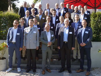 Landrat Stephan Pusch (vorne, Mitte) begrüßte rund 30 Gäste zum Behördenleitertreffen auf der Terrasse der Villa Glanzstoff in Heinsberg-Oberbruch. Foto: Kreis Heinsberg