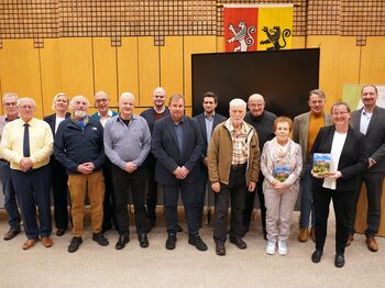 Allgemeiner Vertreter Philipp Schneider (r.) sowie Kreisarchivarin Anja Mülders (2.v.r.) und Frank Körfer (3.v.r.) aus dem Redaktionsteam dankten den Autoren. Foto: Kreis Heinsberg