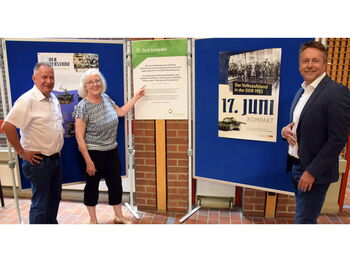 Landrat Stephan Pusch (l.) sowie Maria Sprenger und Leo Stepprath vom Zentrum für Kommunale Bildung und Integration betrachten die Ausstellung im Kreishaus. Foto: Kreis Heinsberg