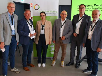 Fachtagung Demografie in Oberbruch (v.l.): Reinhard Pohlmann (BaS), Landrat Stephan Pusch, Margaretha Funke und Wilhelm Schulze, Professor Torsten Bölting (InWIS) und Hermann Allroggen (BAGSO). Foto: Kreis HS