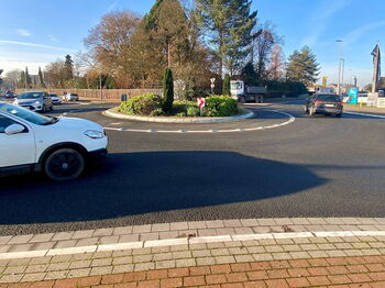 Tellerartige Bremsschwellen aus Metall („Kölner Teller“) haben die Situation an diesem Kreisverkehr in Heinsberg (Industriestraße/Siemensstraße) entschärft. Foto: Kreis Heinsberg