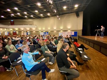 Landrat Stepahn Pusch begrüßte die rund 300 Teilnehmer des Fachtags in der Erkelenzer Stadthalle. Foto: Kreis Heinsberg