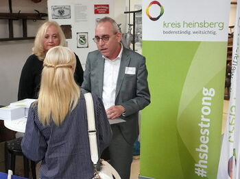 Hauptamtsleiter Frank Steigner und Gleichstellungsbeauftragte Petra Büschgens vom Kreis Heinsberg im Gespräch mit einer Teilnehmerin von "Wer wird Mamas Chef*in?". Foto: Kreis Heinsberg