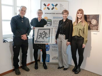 Der Heinsberger Fotograf Ron Weimann (von links), Dr. Rita Müllejans-Dickmann vom Begas Haus, Olesya Schmidt (Blau-Gelbes Kreuz e.V.) und Zita Wirtz von der Kreisverwaltung Heinsberg im Begas Haus. Foto: Kreis Heinsberg