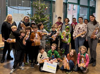 Schuldezernentin Dr. Sonja Maurer (hinten, 5.v.r.) und die Gleichstellungsbeauftragte Petra Büschgens (l.) empfingen die Schüler und Lehrerinnen der Janusz-Korczak-Schule im Kreishaus. Foto: Kreis Heinsberg