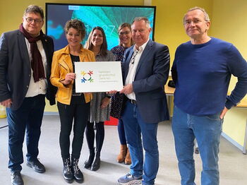 Gratulierten zur Eröffnung: Bürgermeister Oliver Walther (l.), Kreisjugendamtsleiter Frank Martin (r.), Landrat Stephan Pusch (2.v.r.) und Ute Linges (3.v.r.) vom Kreisjugendamt. Foto: Kreis Heinsberg