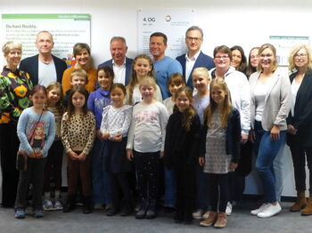 Schüler der Martinus-Grundschule in Orsbeck stellen ihre Werke in den Fluren des Kreisjugendamtes aus. Foto: Kreis Heinsberg