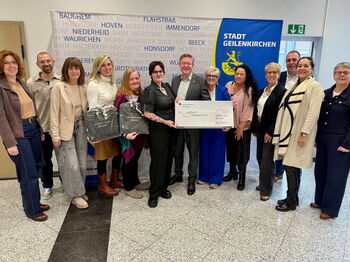 Im Rahmen des Treffens der Arbeitsgemeinschaft der Gleichstellungsbeauftragten im Kreis Heinsberg wurde eine Spende an das Regenbogenzentrum Geilenkirchen übergeben. Foto: Stadt Geilenkirchen