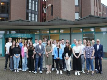 Foto: Kreis Heinsberg; Landrat Stephan Pusch (vorne Mitte) begrüßt zusammen mit Personalamtsleiter Frank Steigner (v.r.) und Ausbildungsleiterin Kathrin Dahlmanns die neuen Auszubildenden