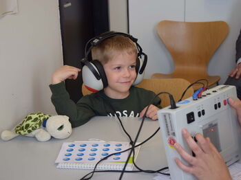 Ein Vorschulkind bei der Schuleingangsuntersuchung