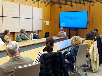 Pädagogische Leitung Annette Sielschott (4. v. li.) vom Regionalen Bildungsbüro Kreis Heinsberg präsentierte die Ergebnisse einer von ihr im Mai 2025 durchgeführten Erhebung. Foto: Kreis Heinsberg