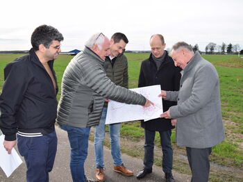 Foto: Kreis Heinsberg/Die Bauingenieure der Kreisverwaltung, Christian Flutgraf und Ralf Theißen, erklären den Bürgermeistern Guido Willems aus Gangelt und Kai Louis aus Heinsberg sowie Landrat Stephan Pusch die Straßenführung der geplanten Umgehung (vl).