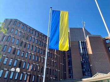 Die ukrainische Flagge weht vor dem Heinsberger Kreishaus. Foto: Kreis Heinsberg