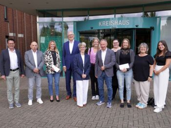 KSK-Chef Thomas Giessing (4.v.l.) und Landrat Stephan Pusch (5.v.r.) übergaben die Spenden an die Wohlfahrtsverbände im Heinsberger Kreishaus. Foto: Kreis Heinsberg