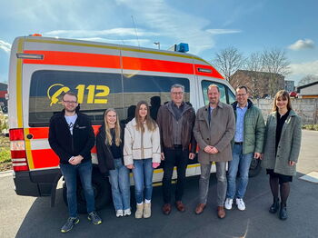 Die Fahrzeuge wurden im Beisein von Philipp Schneider (3.v.r./Allgemeiner Vertreter) und Ralf Rademacher (Mitte/RDHS) in Köln an das Blau-Gelbe Kreuz übergeben. Foto: RDHS