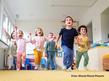 Eine verlässliche Kinderbetreuung ist für Eltern eine Voraussetzung, Beruf und Karriere angehen zu können. Foto: iStock/StockPlanets