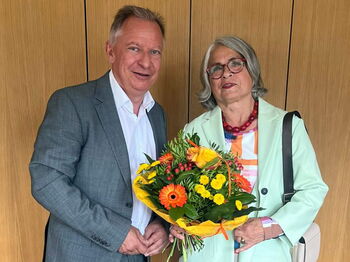 Landrat Stephan Pusch dankte Christa Nickels für ihren unermüdlichen Einsatz im Sinne der Menschrechte. Foto: Kreis Heinsberg