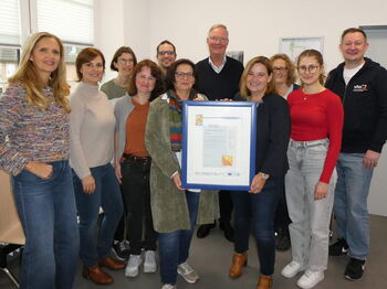 Qualität, die zählt: Das Zertifikat bescheinigt die hohe Qualität des Frühjahrsprogramms der VHS, das die Mitarbeiterinnen und Mitarbeiter um Ingo Rümke (5.v.r) zusammengestellt haben. Foto: Kreis Heinsberg