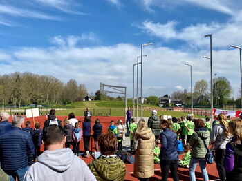 Landrat Stephan Pusch gab die modernisierte Sportanlage „Im Klevchen“ in Heinsberg im Rahmen des Crosscup-Finales der Grundschulen zur Nutzung frei. Foto: Kreis Heinsberg