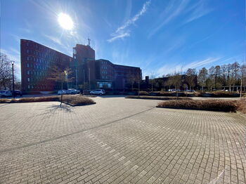 Die Parkflächen vor dem Haupteingang des Kreishauses sind am Mittwochvormittag gesperrt. Auch die Kundenparkflächen vor der Zulassungsstelle sind von der Sperrung betroffen. Foto: Kreis Heinsberg