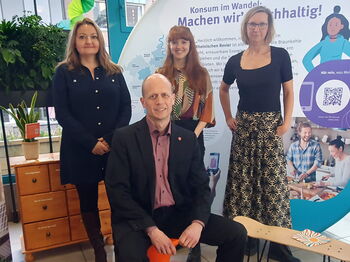 Nachhaltigkeitsmanagerin Beyda Üner (von links), Heinsbergs Bürgermeister Kai Louis, Lena Pech (Verbraucherzentrale) und Sabrina Wallek von der Stadtbücherei. Foto: Kreis Heinsberg