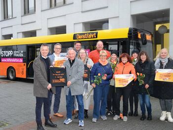 Landrat Stephan Pusch, Bürgermeister und Gleichstellungsbeauftragte setzen am Aktionstag ein Zeichen gegen Gewalt an Frauen und Mädchen; Foto: Kreis Heinsberg