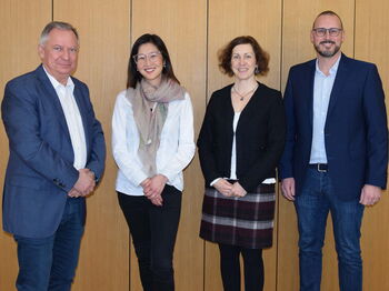 Foto: Kreis Heinsberg / Landrat Stephan Pusch (v.l.) begrüßt die neue Schulleiterin der Floßbachschule, Elena Quack, zusammen mit Schuldezernentin Dr. Sonja Maurer und Schulamtsleiter Jochen Ciosz