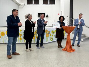 Landrat Stephan Pusch (M.) und Wassenbergs Bürgermeister Marcel Maurer (r.) gratulierten zur Einrichtung des Familiengrundschulzentrums Am Burgberg. Foto: Kreis Heinsberg