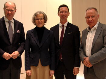 NRW-Kommunalministerin Ina Scharrenbach mit Dr. Olaf Gericke (l./Kreis Warendorf), Andreas Müller (Kreis Siegen-Wittgenstein) und Stephan Pusch (r.). Foto: LKT NRW