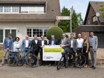 „Unser Ziel ist es, den Radverkehr als Mobilität der Zukunft deutlich auszubauen und als Alternative zum Auto zu ermöglichen“, sagt Nordrhein-Westfalens Umwelt- und Verkehrsminister Oliver Krischer (Mitte). Foto: Zweckverband