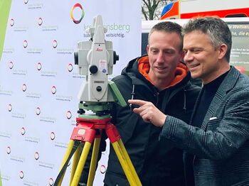 Wegbergs Bürgermeister Christian Pape (rechts) nutzte die Gelegenheit, um sich von unserem Mitarbeiter Andy Scherrers die Vermessungstechnik erklären zu lassen. Foto: Kreis Heinsberg/Stadt Wegberg