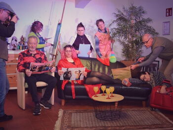 Was ist eigentlich normal? Genau dieser Frage geht die rasante Komödie „Neurosige Zeiten“ von Winnie Abel in drei Akten nach. Foto: vhs Kellertheater