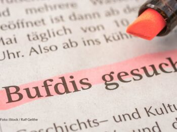 Zeitungsannonce "Bufdis gesucht". Foto: iStock / Ralf Geithe