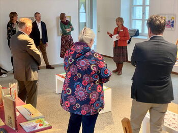 Landrat Stephan Pusch und Manuela Hantschel vom Bundesverband Leseförderung eröffneten im Heinsberger Begas Haus eine Wanderbuchausstellung. Foto: Kreis Heinsberg