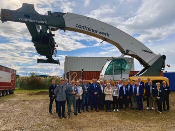 Die Behördenleiter aus der Region besichtigten das Containerwerk in Wassenberg. Foto: Kreis Heinsberg