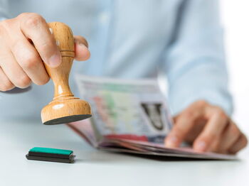 Mitgebrachte Paperfotos dürfen ab dem 1. Mai 2025 nicht mehr verwendet werden. Foto: iStock/simarik