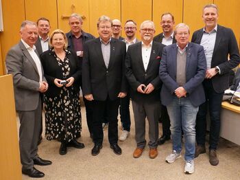 Landrat Stephan Pusch (von links) ehrte die Kreistagsmitglieder Josef Schmitz, Andrea Reh, Dietmar Moll, Heinz Theo Vergossen, Jörg van den Dolder, Stefan Lenzen, Ullrich Sonntag, Dr. Ferdinand Schmitz, Dr. Hanno Kehren und Guido Gassen. Foto: Kreis HS