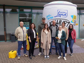 Klimaschutzmanager Dr. Kevin Simon (3.v.l.), Umweltamtsleiterin Sonja Zaunbrecher (2.v.l.) und Mitarbeitende der Kreisverwaltung informieren vor dem Kreishaus über das Thema Mülltrennung. Foto: Kreis Heinsberg