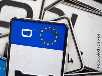 Mit der Online-Zulassung i-Kfz kann man sich den Weg zur Zulassungsstelle und die Wartezeit vor Ort sparen. Foto: iStock/diephosi