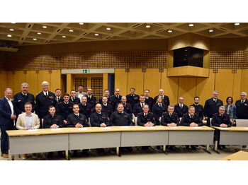 Landrat Stephan Pusch (l.) und Kreisbrandmeister Klaus Bodden (2.v.l.) gratulierten den erfolgreichen Lehrgangsteilnehmern. Foto: Kreisfeuerwehrverband