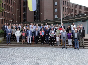 1. Stellvertretender Landrat Erwin Dahlmanns gratulierte vor dem Heinsberger Kreishaus den erfolgreichen Teilnehmern des Kreiswettbewerbs „Unser Dorf hat Zukunft“. Foto: Kreis Heinsberg
