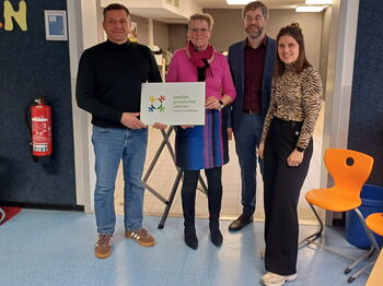 Freuen sich über die Eröffnug (v.l.): Lars Kappertz (Jugendamt), Schulleiterin Vera Heitzer, Bürgermeister Marcel Breuer, Koordinatorin Anne von Birgeln-Flock. Foto: Kreis Heinsberg