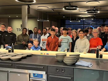 Im Rahmen des Do-it! Projektes waren die ehrenamtlichen Vormünder und ihre Mündel eingeladen, gemeinsam zu kochen. Es wurden länderspezifische Gerichte aus den jeweiligen Herkunftsländern der Kinder und Jugendlichen zubereitet. Foto: Kreis Heinsberg