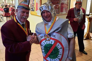 VKAG-Präsident Hans-Josef Bülles (l.) zeichnete Landrat Stephan Pusch für sein klares Bekenntnis zum Brauchtum in der Corona-Pandemie mit dem Verdienstorden des VKAG in Gold aus. Foto: Kreis Heinsberg