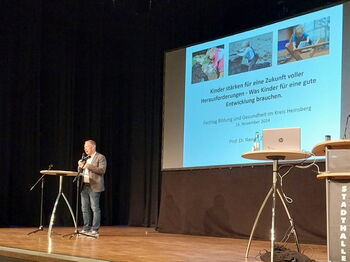 Landrat Stepahn Pusch begrüßte die Teilnehmerinnen und Teilnehmer des Fachtags in der Erkelenzer Stadthalle. Foto: Kreis Heinsberg