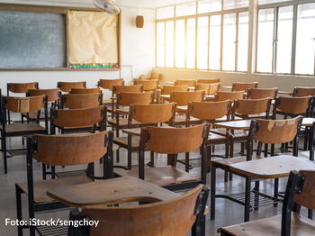 Der Präsenzbetrieb an den Schulen im Kreis Heinsberg fällt am 17. Januar 2024 wegen einer Unwetterwarnung aus. Foto: iStock/sengchoy