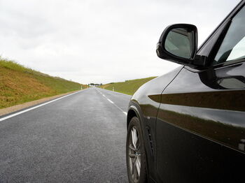 Bildunterschrift: Ab Freitag, 27. September 2024, kann der Verkehr über die Ortsumgehung rollen. Nach ihrer Fertigstellung wird erwartet, dass das Verkehrsaufkommen auf der K3/Geilenkirchener Straße spürbar abnimmt. Foto: Kreis Heinsberg