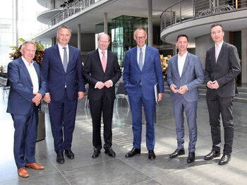 NRW-Landrätekonferenz in Berlin: Landrat Stephan Pusch (l.), Vizepräsident des Landkreistags NRW, und Präsident Dr. Olaf Gericke (3.v.l.) tauschten sich u.a. mit Unions-Fraktionschef Friedrich Merz (3.v.r.) aus. Foto: LKT NRW